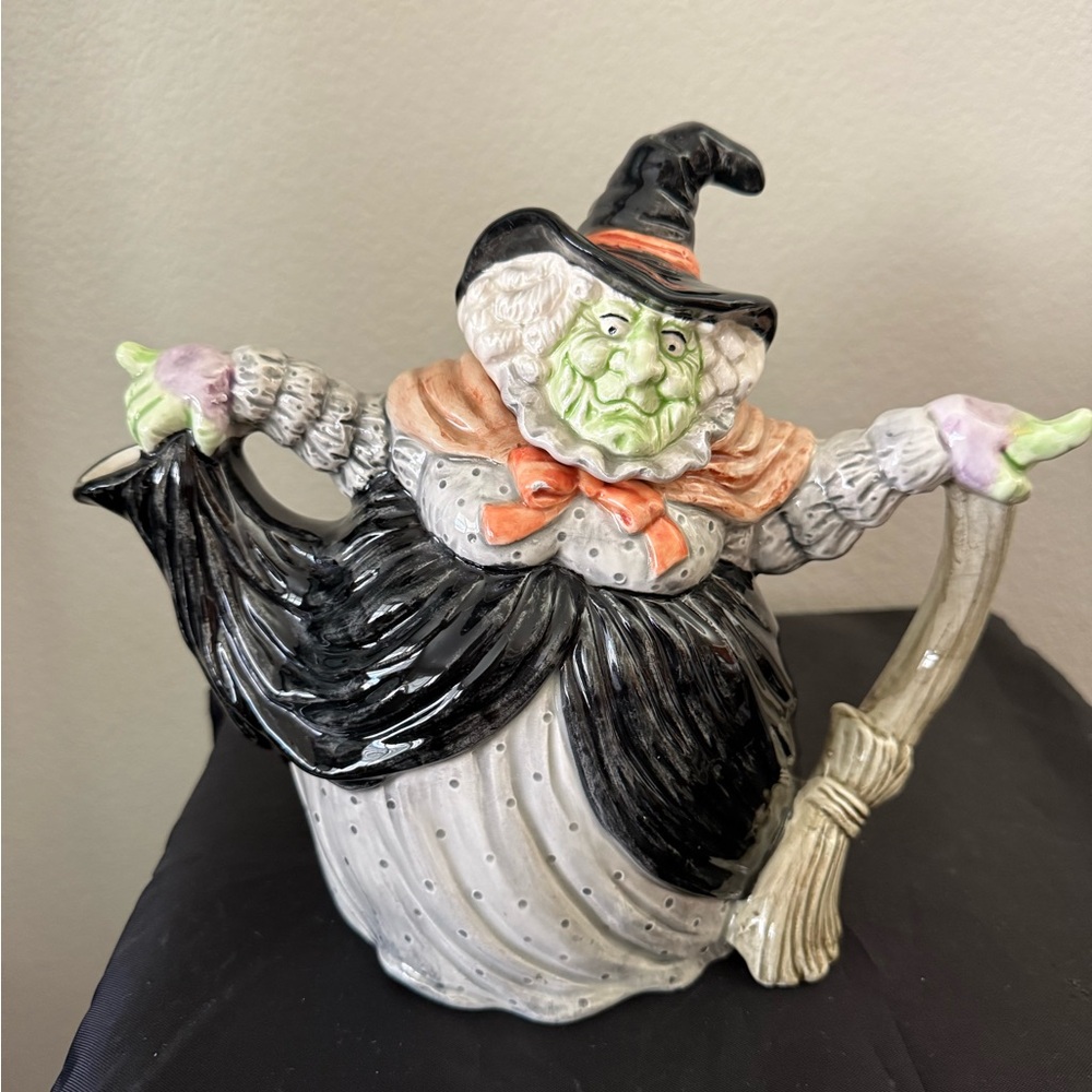 Fitz and Floyd 1988 Halloween Witch With Broom Teapot .Black, Green, Orange